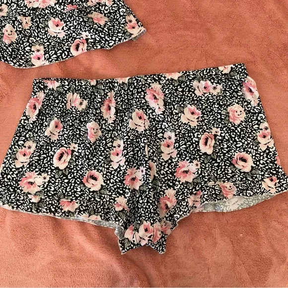 Marilyn Monroe Black & Pink Floral Cami and Short Pajama Set - Picture 5 of 14